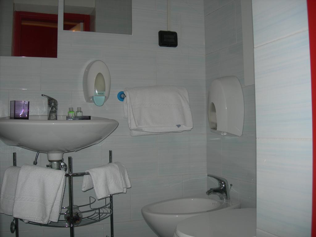 Hotel Due Spade Fidenza Habitación foto