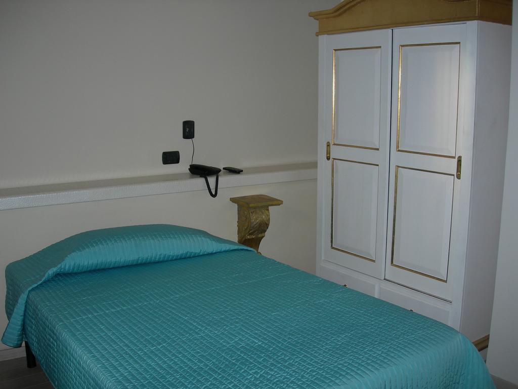 Hotel Due Spade Fidenza Habitación foto