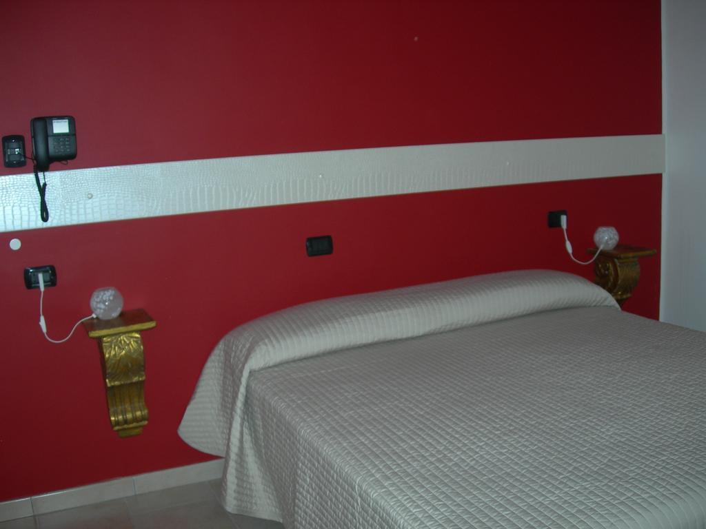 Hotel Due Spade Fidenza Habitación foto