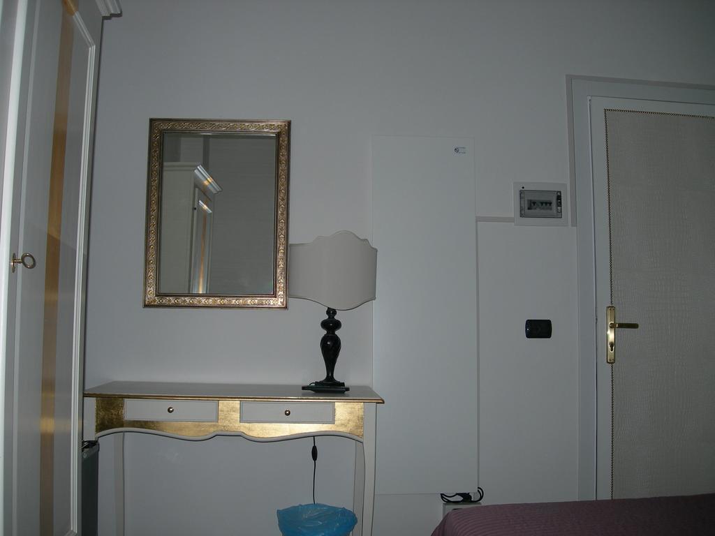 Hotel Due Spade Fidenza Habitación foto
